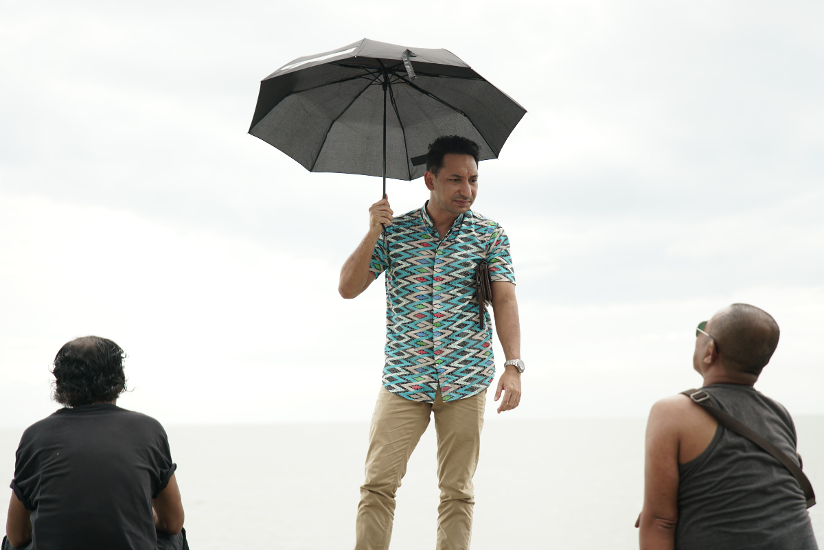 Antara babak menarik dalam filem Merewang Keluarga Pak Awang. - Gambar Astro