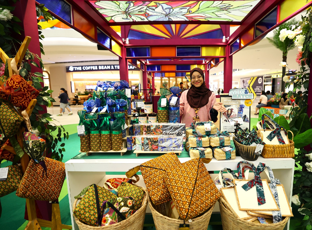 Kelengkapan hiasan dan hadiah cenderamata raya yang sesuai untuk dihadiahkan kepada sahabat dan keluarga pada musim perayaan ini juga boleh didapati di sini..