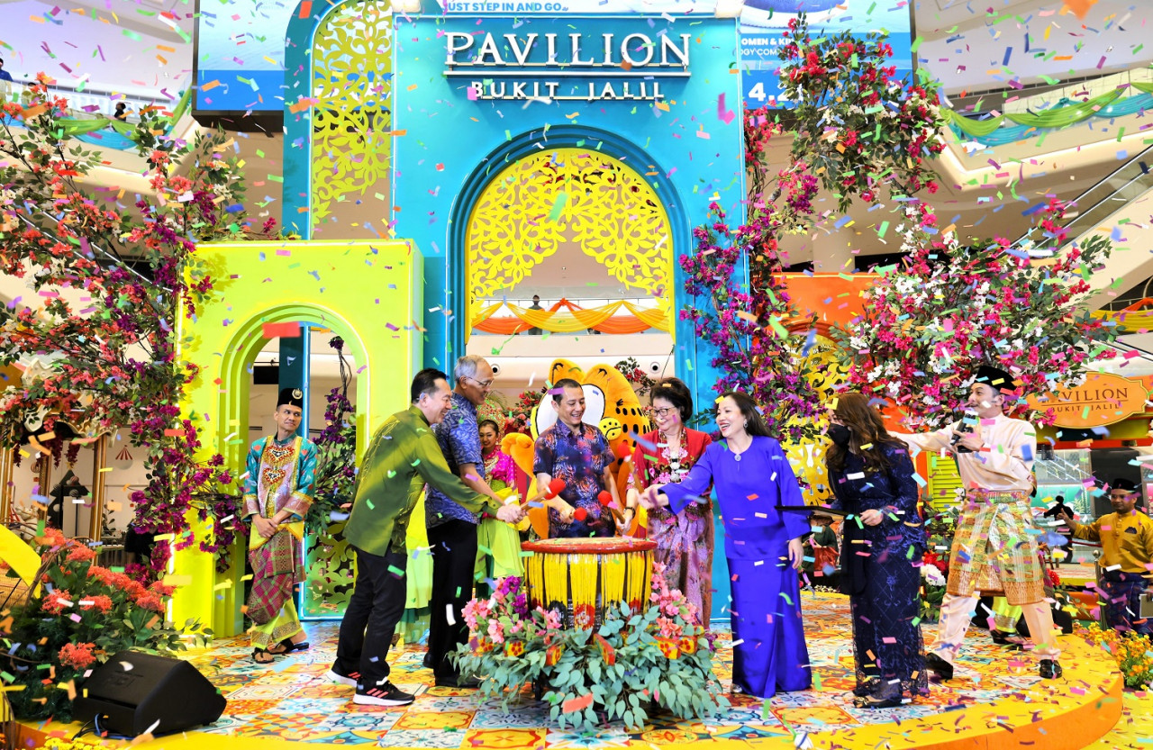 Gimik Pelancaran ‘Meriah Raya’ oleh (dari kiri) Dennis Tan, Pengarah Regal Path Sdn Bhd, Datuk Lee Whay Hoong; Pengarah Pembangunan Pakej, Tourism Malaysia, Shahrin Mokhtar; Ketua Pegawai Executif Peruncitan, Kuala Lumpur Pavilion Sdn Bhd, Datuk Joyce Yap dan Pengarah Pemasaran, Kuala Lumpur Pavilion Sdn Bhd, Kung Suan Ai.