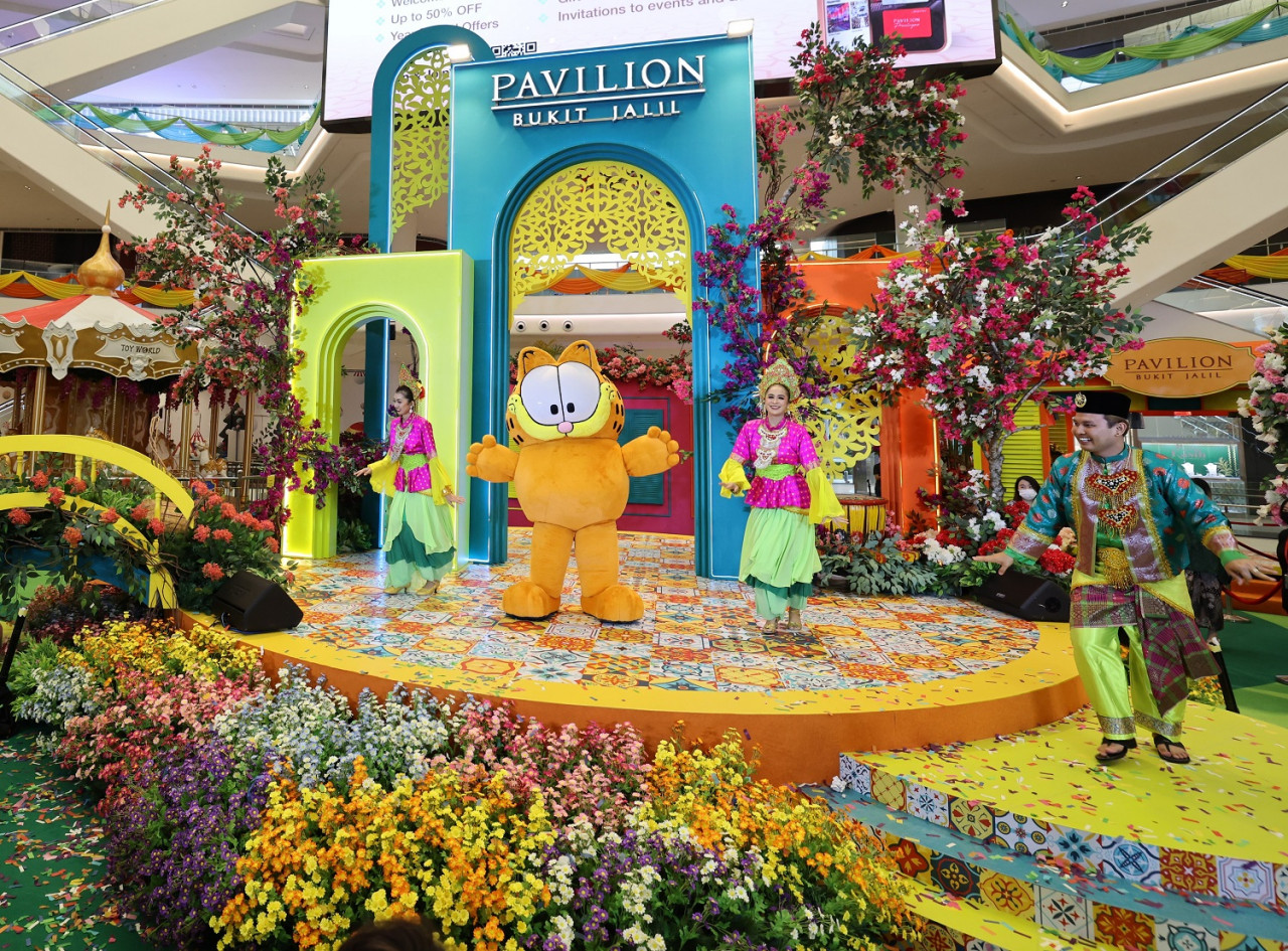 Kelincahan Garfield bersama barisan penari meraikan para tetamu di majlis pelancaran ‘Meriah Raya’ Pavilion Bukit Jalil.