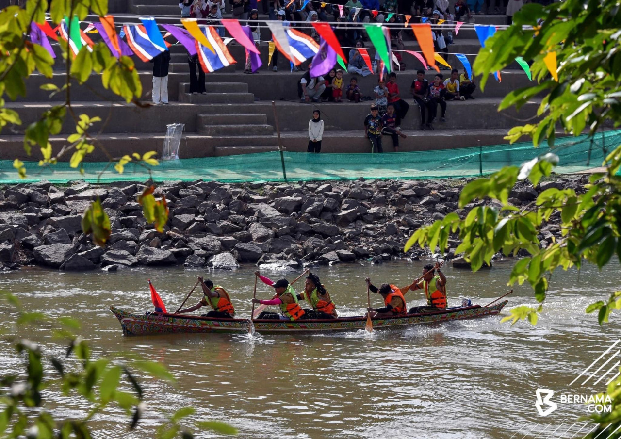 Meskipun cuaca panas kesan fenomena El Nino yang melanda negara sekarang namun ia tidak menghalang lebih 2,000 penduduk yang tinggal berhampiran sempadan Malaysia-Thailand datang menyaksikan perlumbaan tersebut. - gambar BERNAMA