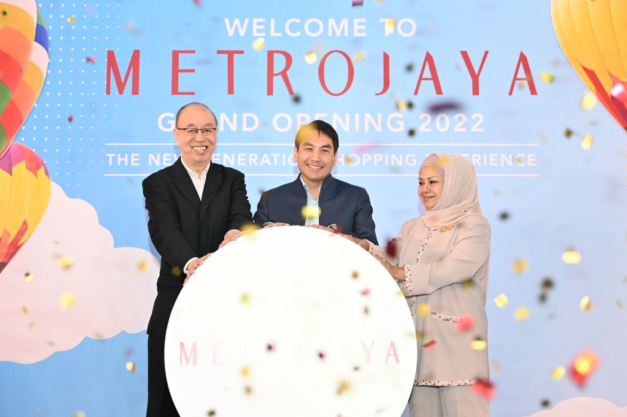 Pengerusi Metrojaya Department Store, Andrew Khoo Boo Yeow (tengah), bersama Lembaga Pengarah Metrojaya, Ong Hung Meng dan Puan Farizon binti Ibrahim merasmikan pelancaran Metrojaya LaLaport baru-baru ini - Gambar ihsan SLPR Worldwide Group