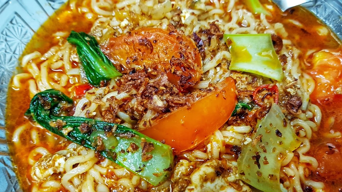 Mi segera akan bertambah sedap jika ditambah sayur-sayur dan telur. - Gambar dari Instagram @bella_natasya