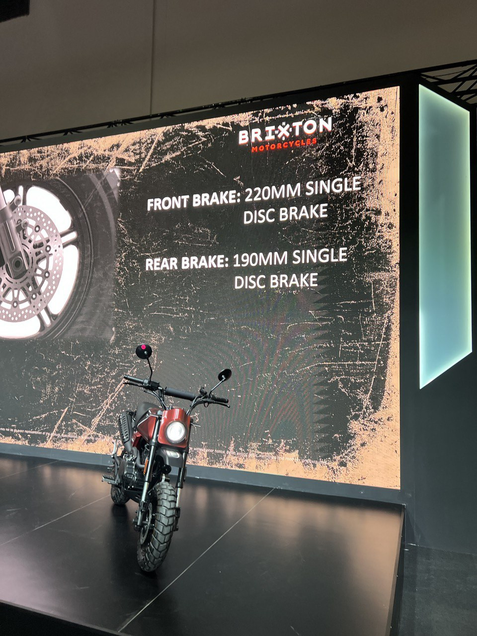Cakera brek bersaiz 220 mm di depan dan 190 mm di belakang. gambar MForce Bike