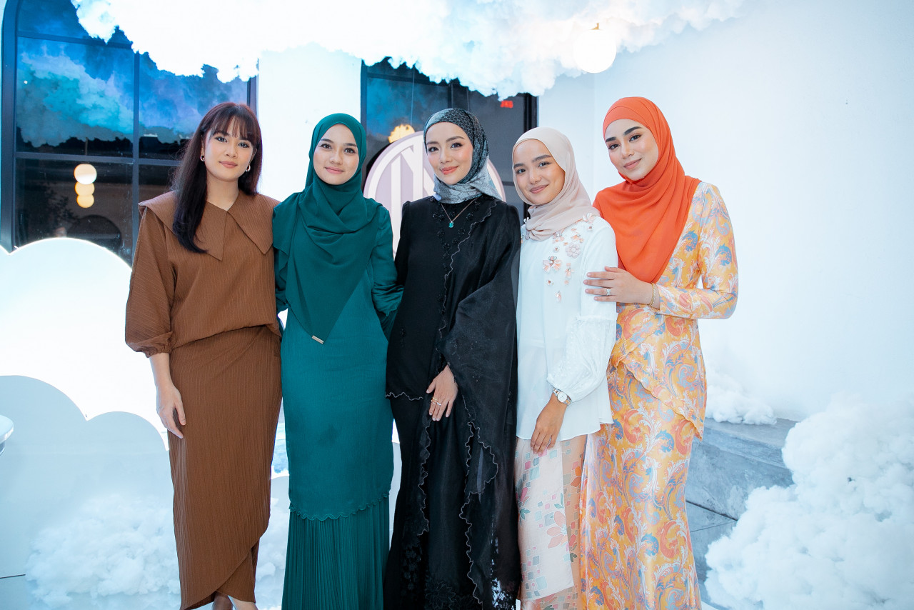 Mira Filzah bersama sebahagian rakan selebriti yang turut hadir ke majlis pelancaran jenama tudungnya. - Mira Filzah Team