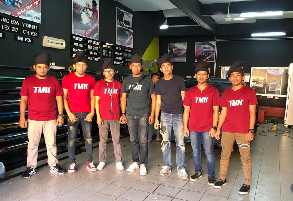 Mohd Fadzli (tengah) bersama pasukannya sewaktu awal perniagaan.