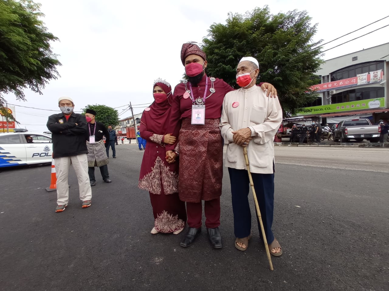Mohd Fakrulradzi bersama isteri dan bapanya hadir pada Penamaan Calon di Dewan Serbaguna Endau, Mersing, hari ini.