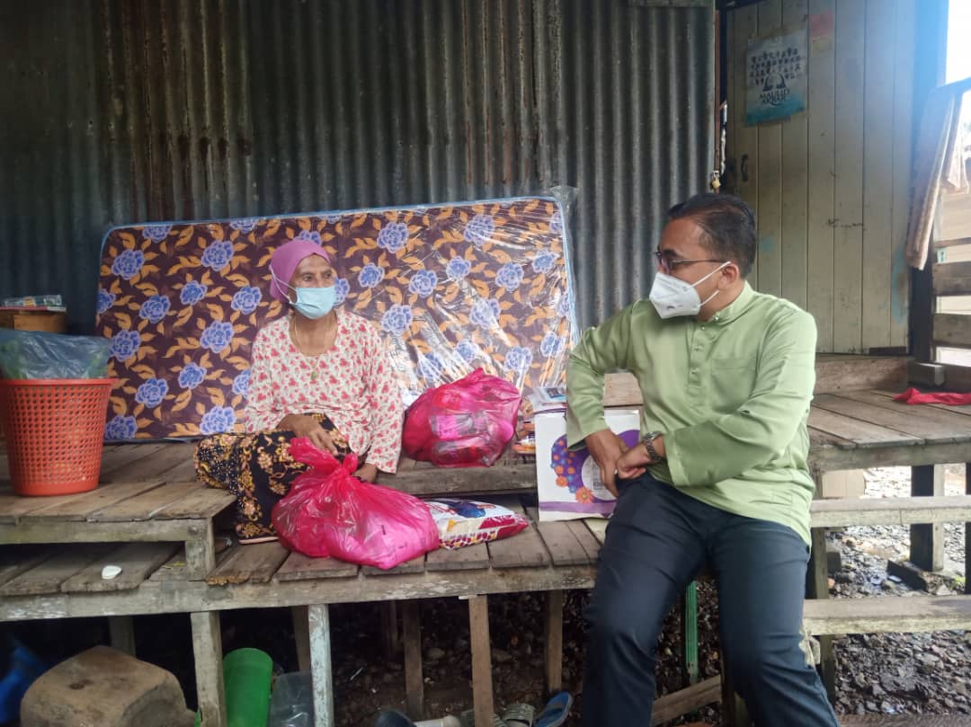  Mohd Rafiq melawat Che Zainab dan berjanji untuk membaiki rumah warga emas berkenaan.