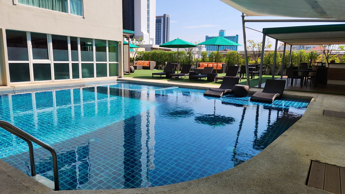 Kolam renang di Movenpick, Chiang Mai. - Gambar oleh Rahayu MN