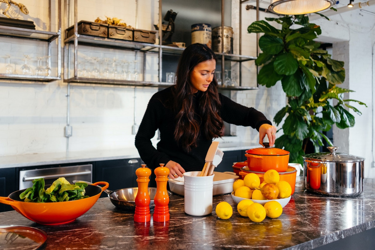 Alihkan ketidakpercayaan diri anda dengan cara mempersiapkan diri dengan menambah kemahiran baru seperti memasak - Gambar hiasan Unsplash