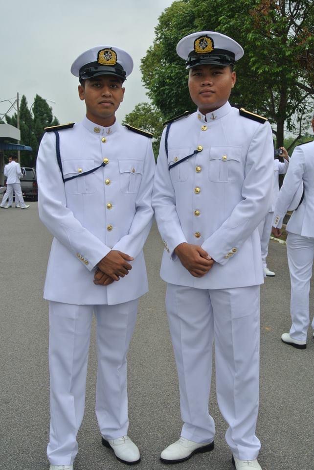 Izzat (kanan) dan rakannya di majlis graduasi ALAM.