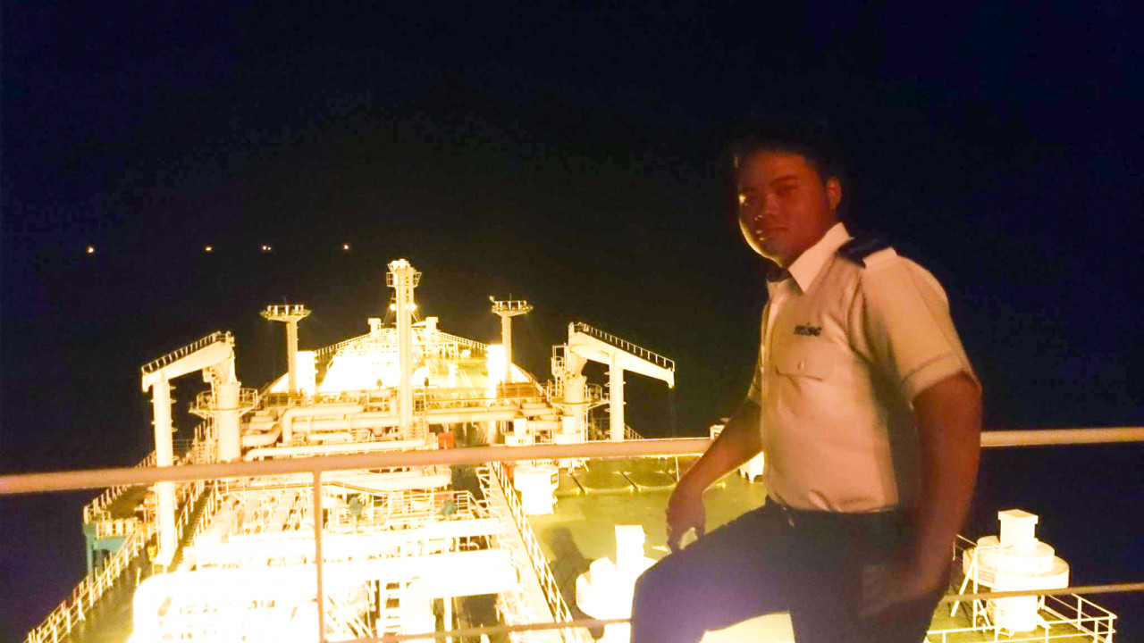 Pemandangan malam di atas kapal. 