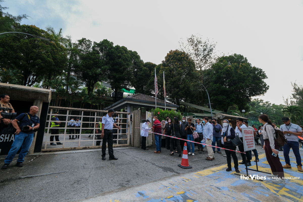 Lebih 30 petugas media dilihat berkumpul di perkarangan Kompleks Mahkamah Shah Alam pagi ini. - Gambar oleh Abdul Razak Latif