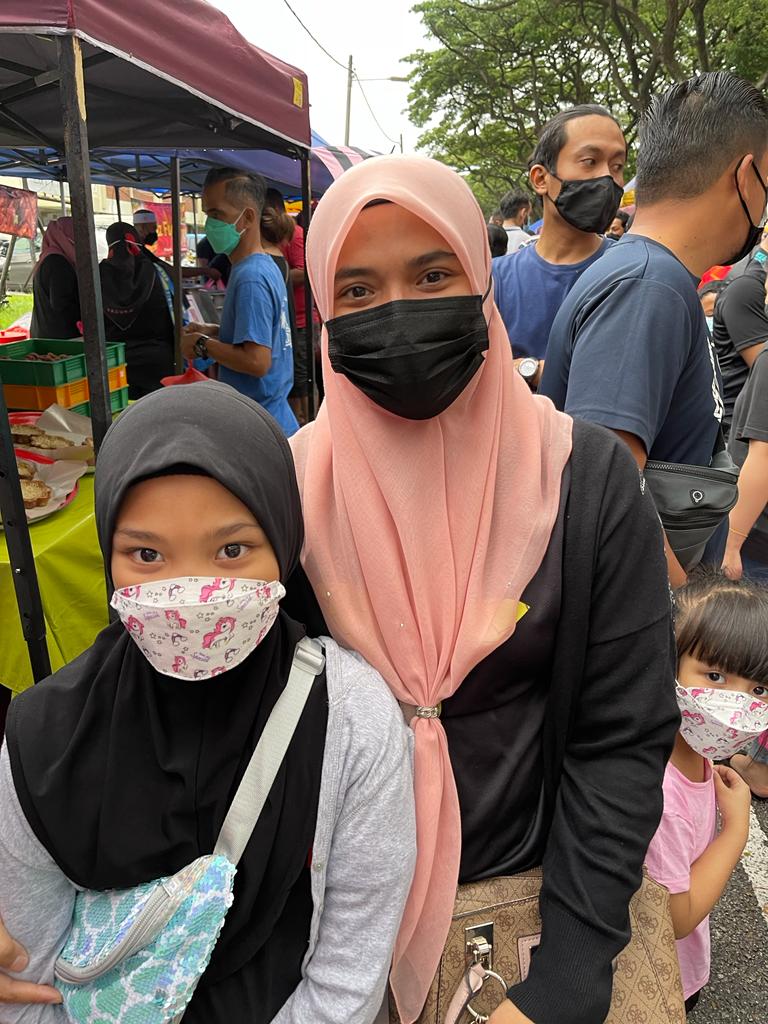 Munarti Juafmad bersama 2 anaknya.