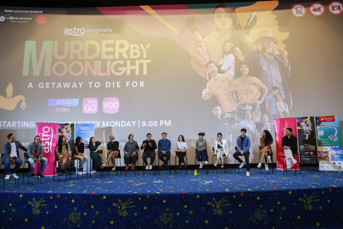 Sara Ali (enam dari kanan) pada sidang media Murder by Moonlight yang diadakan baru-baru ini. - Gambar ihsan Astro