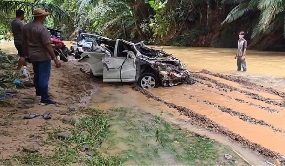 Perodua Myvi yang hanyut ini ditemui pada 7.20 pagi tadi