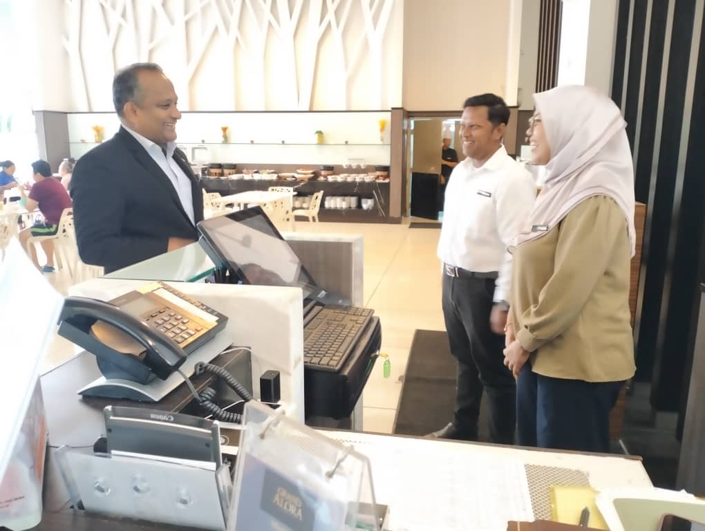 Pendekatan mesra membuatkan Rajaram sentiasa disenangi kakitangan serta tetamu hotel yang berurusan dengannya. - gambar Rafisqi Radhi