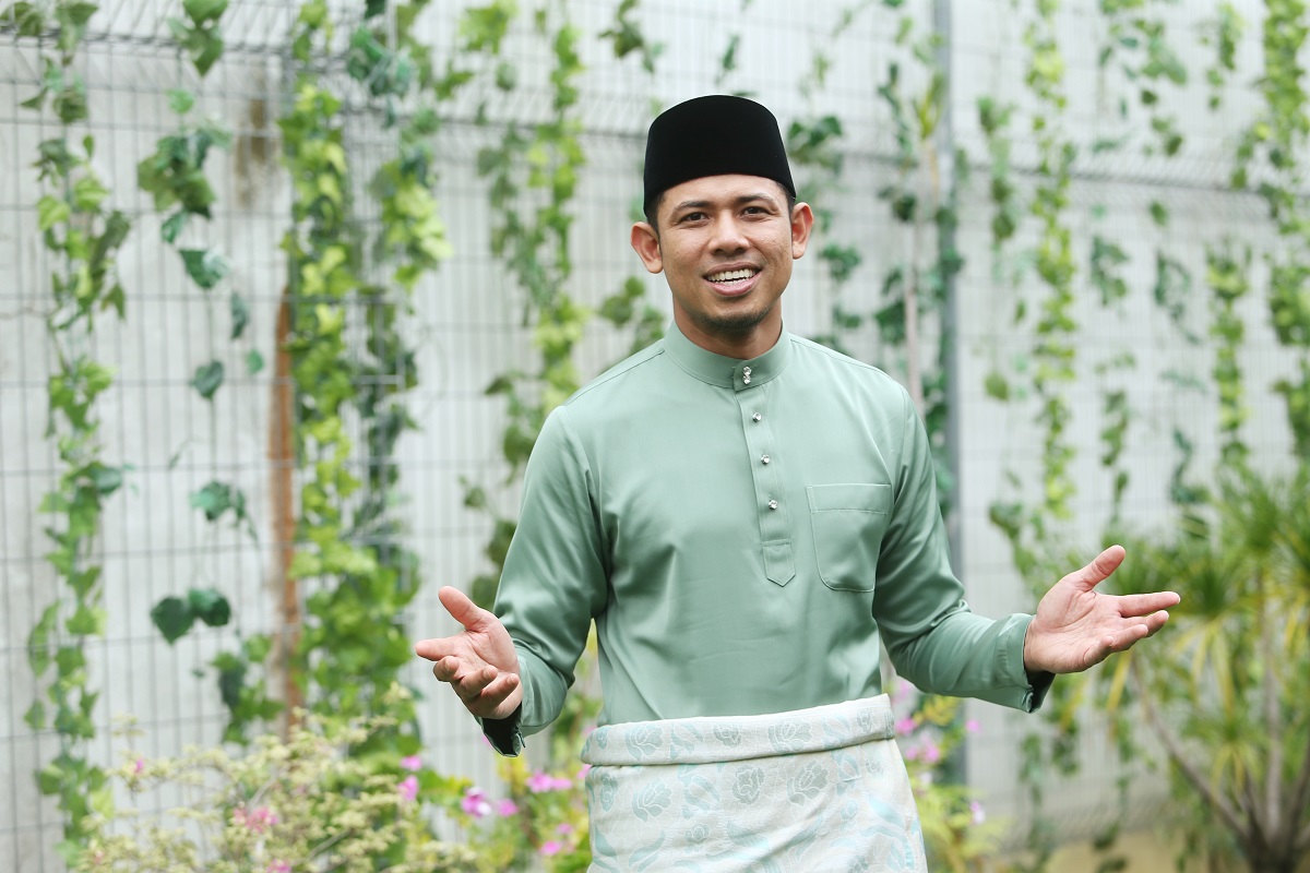 Nabil Ahmad dengan persalinan baju melayu jenamanya. Ini tahun kesembilan dia berkolaborasi dengan Jakel.