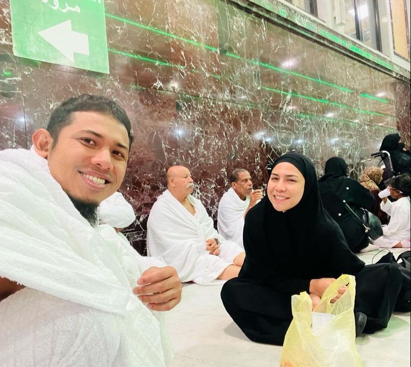 Melihat ujian rumah tangga yang dihadapi rakan-rakan terdekat, tahun ini Nabil membawa doa khusus di depan Kaabah agar bahtera perkahwinannya bersama isteri akan selalu terpelihara - Gambar Instagram Nabilzira