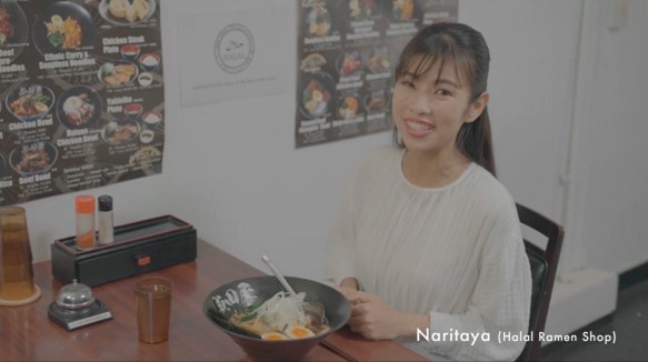 Cheesie menikmati semangkuk ramen di Naritaya yang mempunyai sijil Halal.