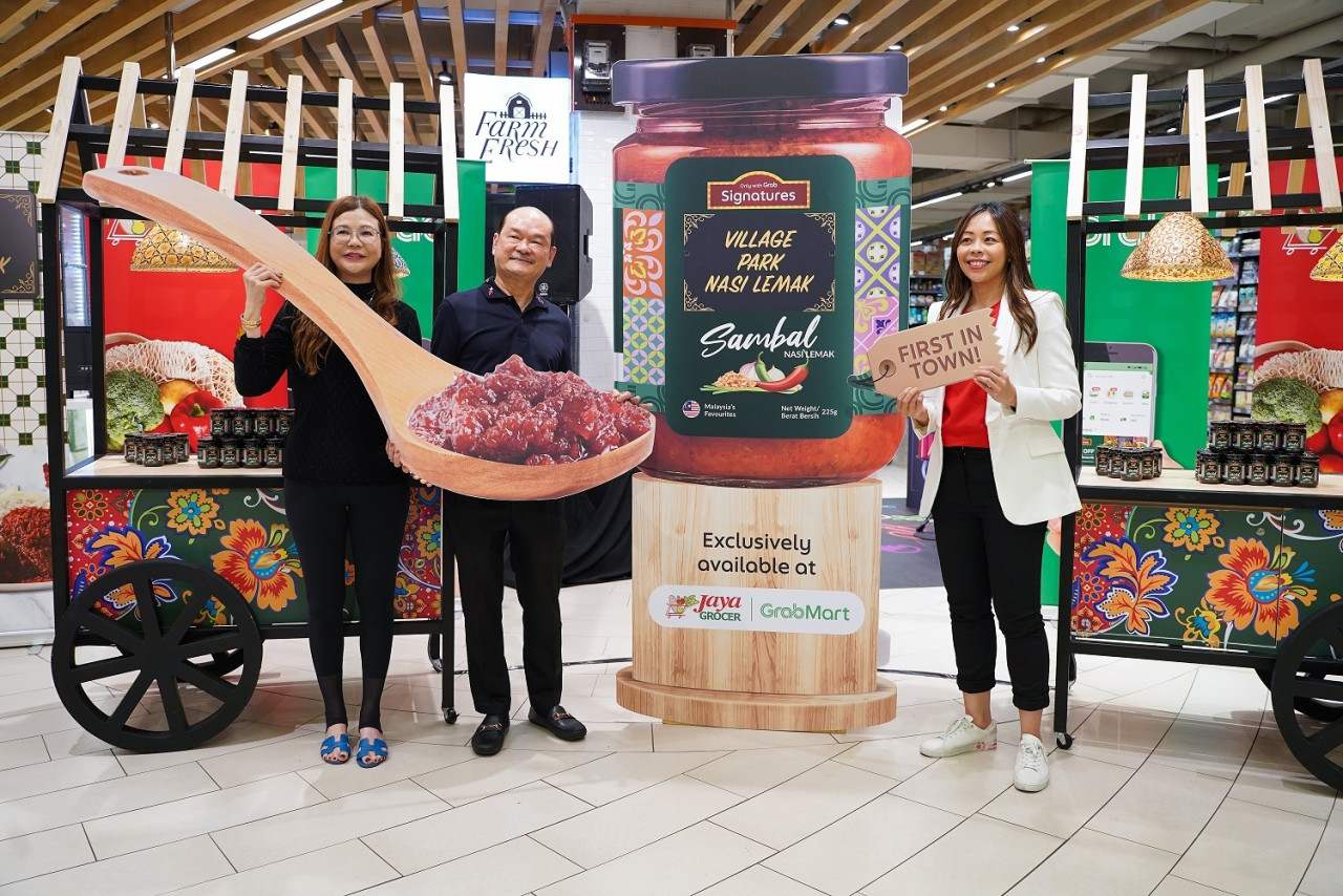 (Dari kiri) Aishah Chong dan Mohd Shamil bersama Adelene Foo pada majlis pelancaran Village Park Nasi Lemak Sambal di Jaya Grocer Starling. - Gambar MKH Associates