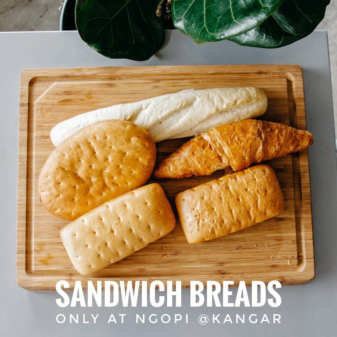 Pelbagai jenis sandwich disediakan untuk pelanggan. - Gambar ihsan @ngopikangar