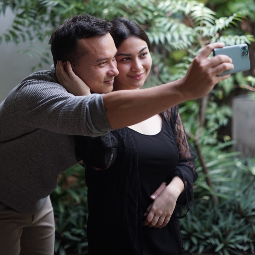 Nicholas Saputra dan Ariel Tatum melakonkan watak suami isteri.
