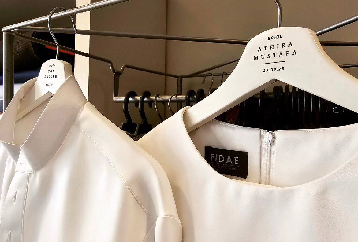 Baju rekaan daripada butik jenama Fidae bersama tarikh perkahwinan.