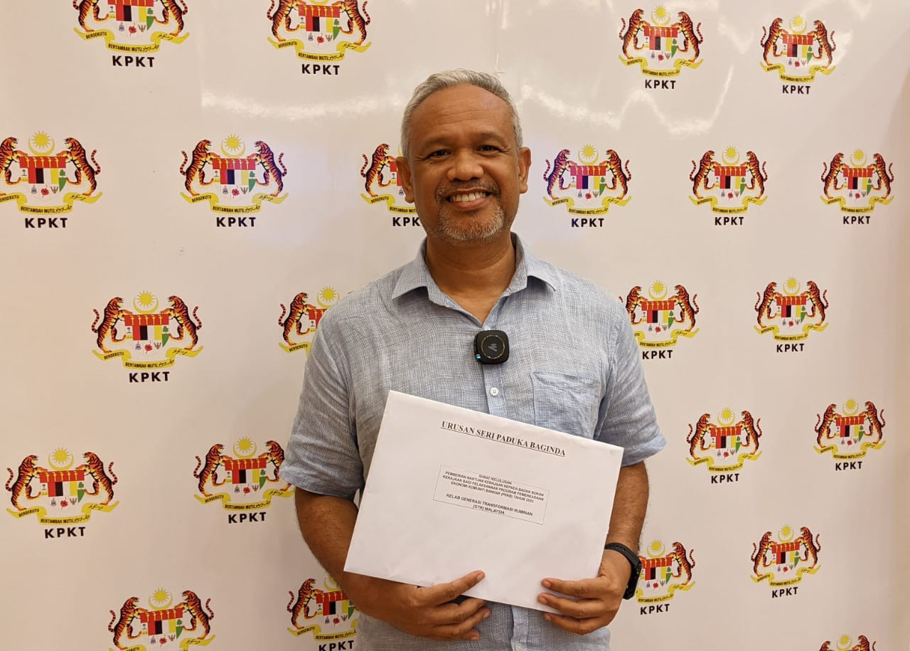 Nordin bersama Surat Kelulusan Program Pemerkasaan Ekonomi Komuniti Bandar (PEKB) yang diterima daripada Suhaimi dalam satu majlis di Putrajaya, semalam.