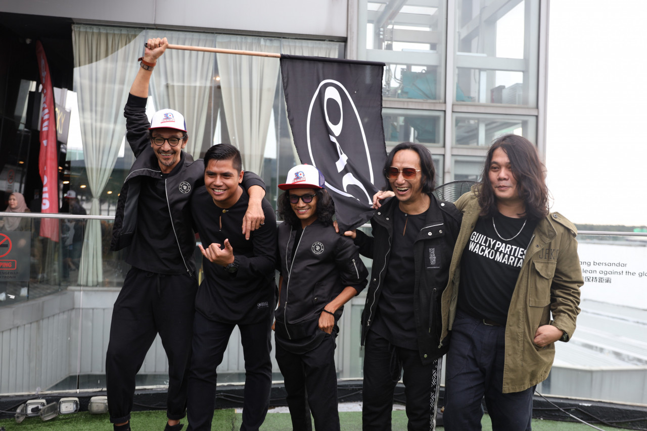 Qi bersama rakan-rakan sekumpulan