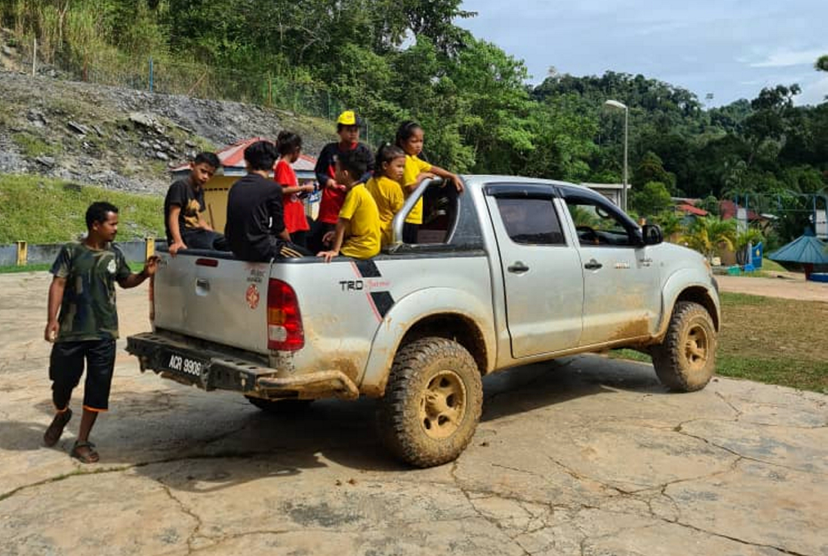 Anak-anak Orang Asli suku Temiar terpaksa bersabung nyawa untuk ke sekolah menaiki pacuan empat roda (4x4). - Gambar Bernama