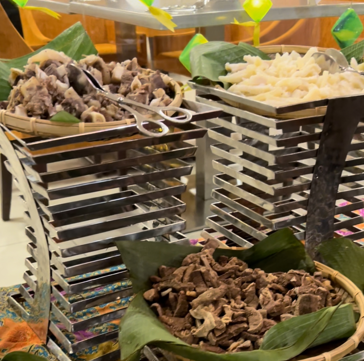 Daging, perut dan limpa untuk dicampurkan dalam sup.