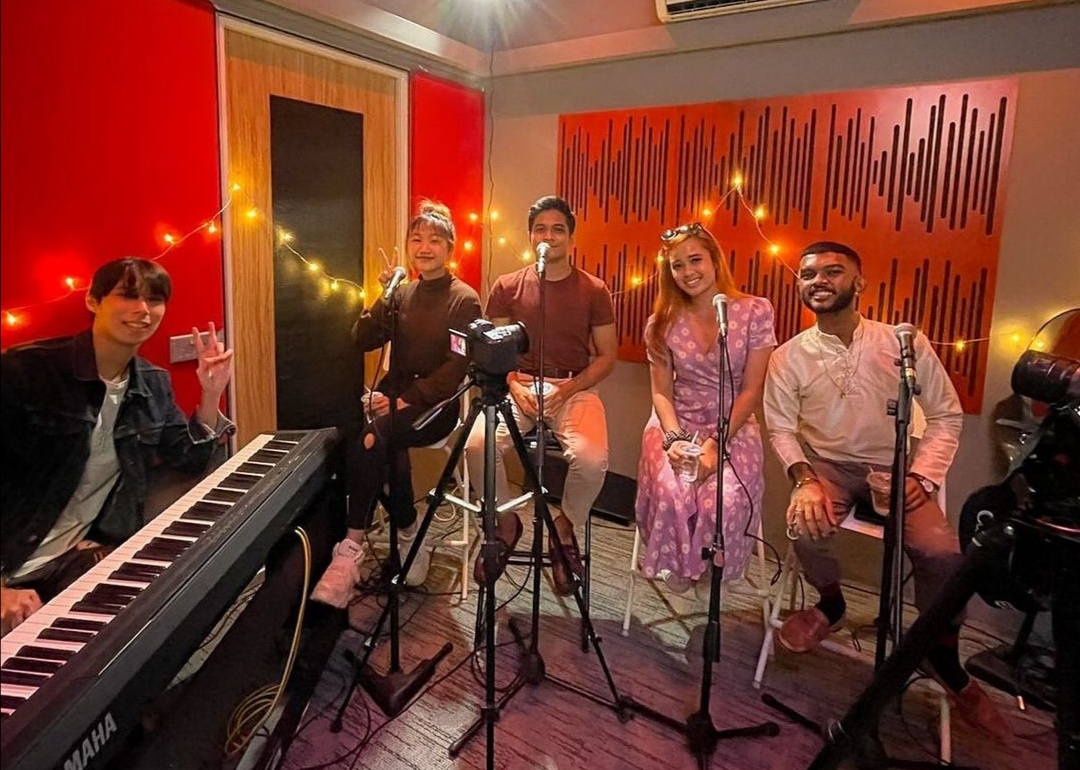 Kugiran persembahan 'live' di studio muzik di Omookase Yakiniku