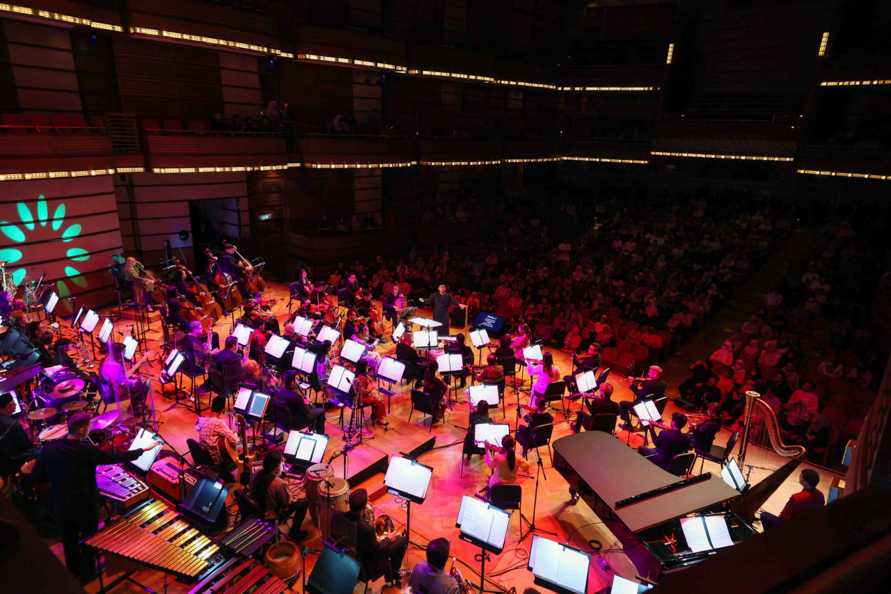 Konsert pada malam itu dibuka dengan mainan muzik orkestra lagu-lagu raya malar segar seperti Suara Takbir, Hari Bahagia, Pulanglah dan Balik Kampung.