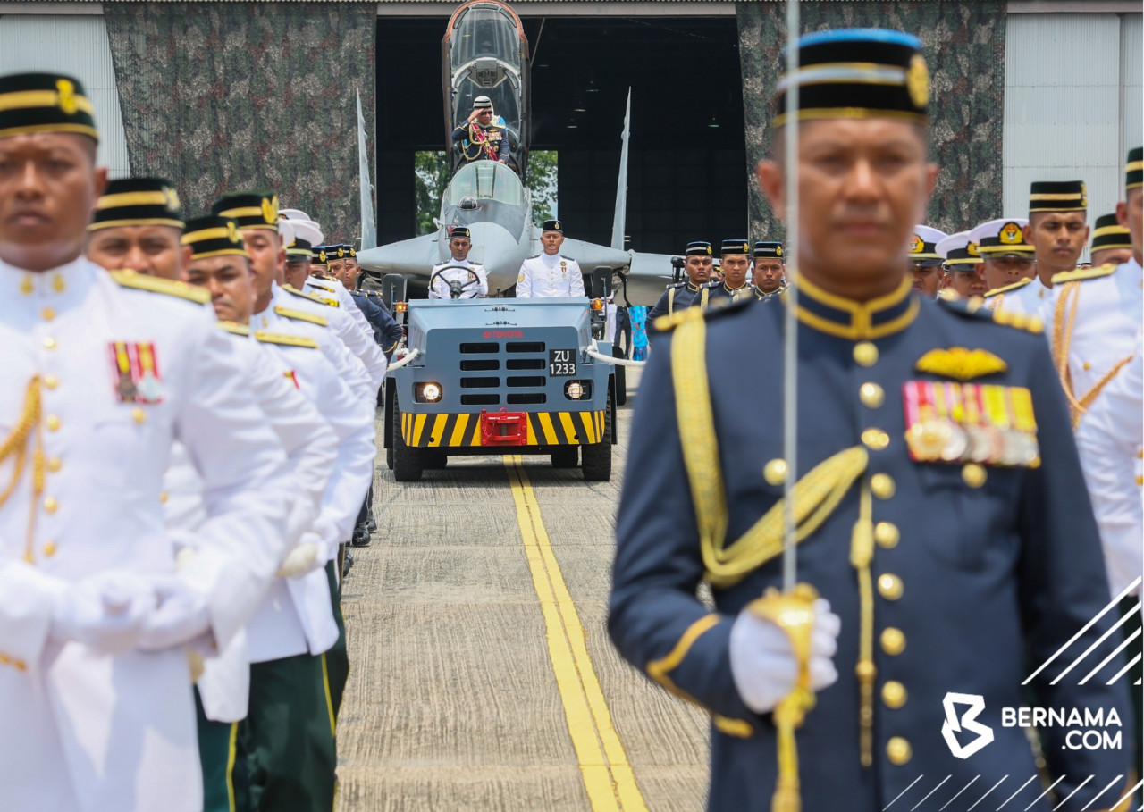 Panglima Angkatan Tentera, Jeneral Tan Sri Affendi Buang dan isteri, Tengku Puteri Seri Teja Puan Sri Tengku Muhaini Sultan Ahmad Shah yang juga Pengerusi Jemaah Tertinggi Badan Kebajikan Keluarga Angkatan Tentera Malaysia (BAKAT) diarak menaiki pesawat pejuang MIG 29 pada Istiadat Perbarisan Penghargaan Panglima Angkatan Tentera Ke-21 di Pengkalan Udara Tentera Udara Diraja Malaysia (TUDM) Kuantan, Pahang. - gambar BERNAMA