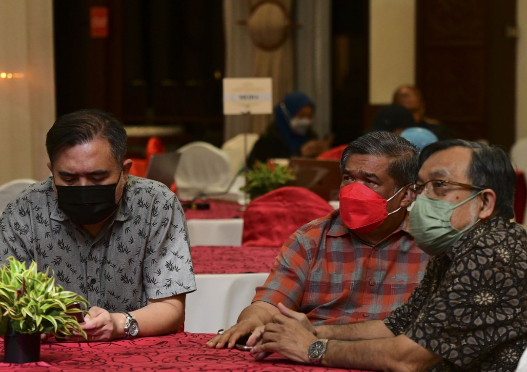 Mohamad Sabu, Setiausaha Organisasi Kebangsaan DAP, Anthony Loke Siew Fook dan Ahli Jawatankuasa Pusat AMANAH, Ahmad Termizi Ramli melihat carta penjumlahan undi yang dipaparkan di Pusat Operasi PH di sebuah hotel di Senai hari ini. - Gambar Bernama