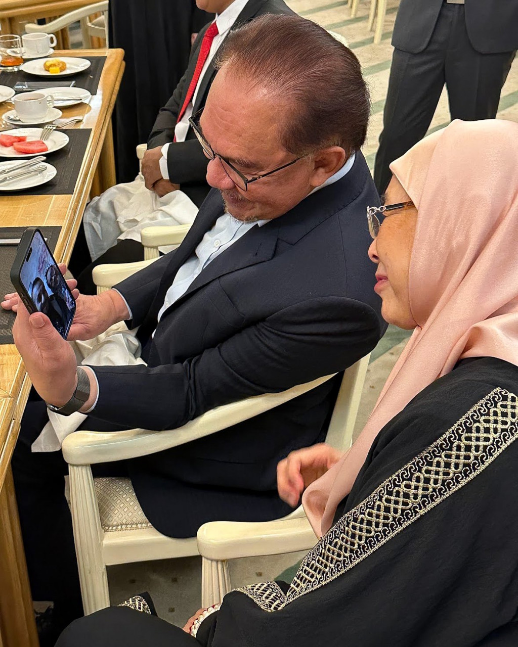 Perbualan antara Perdana Menteri, Datuk Seri Anwar Ibrahim dan Nurul Ain Haron serta Mohamed A.M Shaat, turut disertai isteri Perdana Menteri, Datuk Seri Dr Wan Azizah Wan Ismail. - gambar Pejabat Perdana Menteri