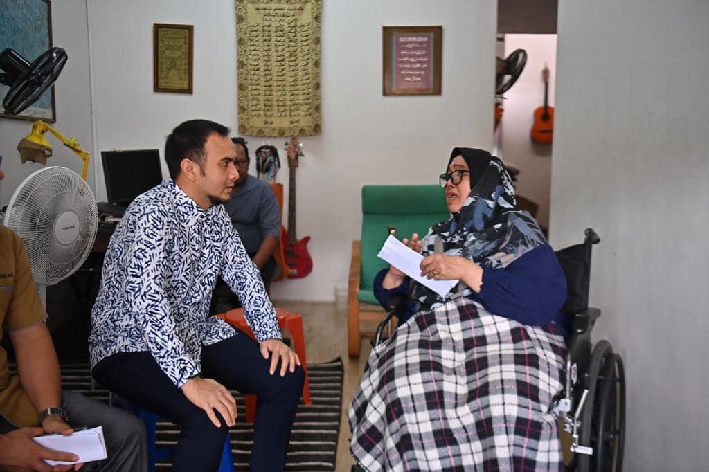 Setiausaha Politik Perdana Menteri, Ahmad Farhan Fauzi menyerahkan sumbangan kepada pelakon, Fauziah Samad. gambar FB Anwar Ibrahim