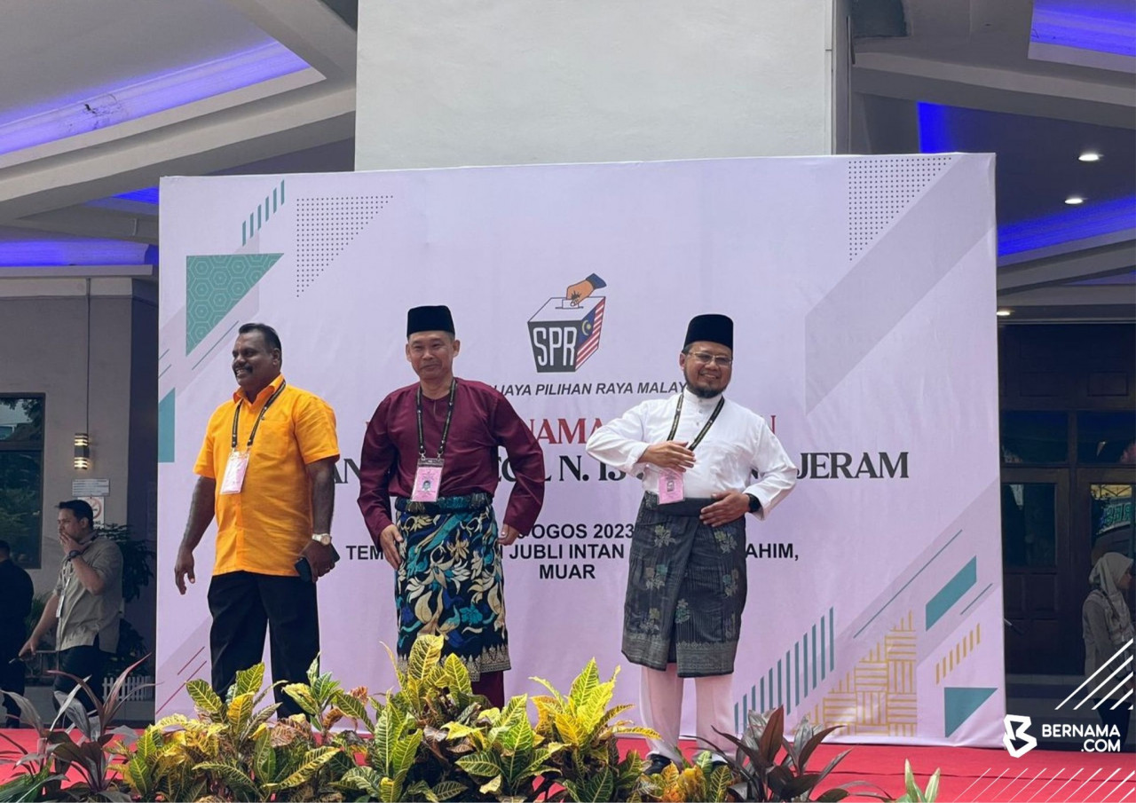 Pilihan Raya Kecil Dewan Undangan Negeri Simpang Jeram menyaksikan persaingan tiga penjuru membabitkan (dari kiri) S.Jeganathan (Bebas), Nazri Abdul Rahman (Pakatan Harapan) dan Dr Mohd Mazri Yahya (Perikatan Nasional). gambar BERNAMA
