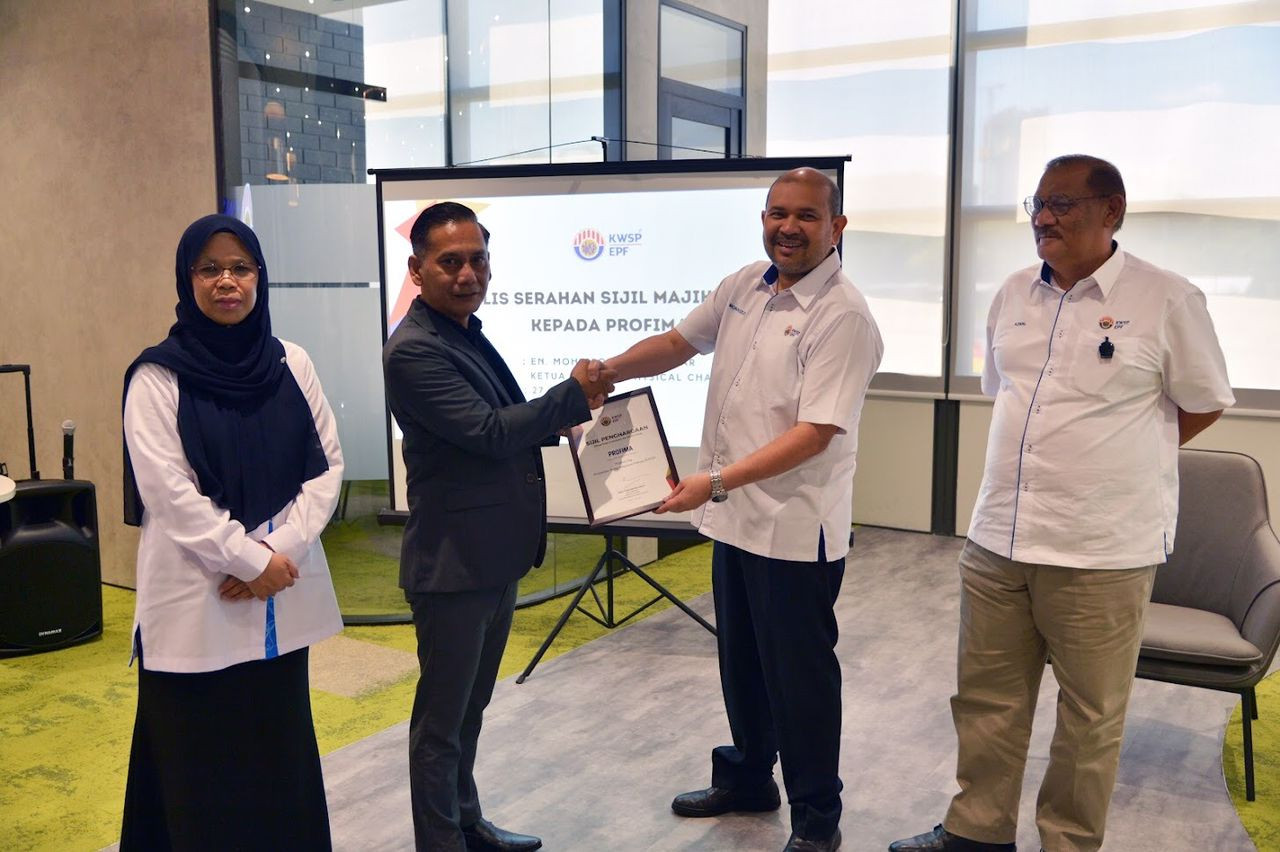 Khalil Haji Saleh menerima watikah pelantikan PROFIMA sebagai Majikan GIG di Menara KWSP Di Kwasa Damansara, Selangor, semalam