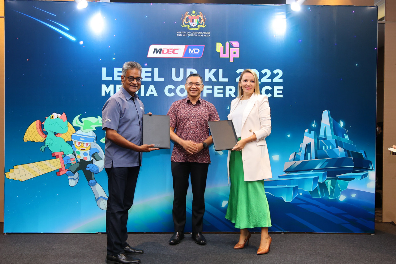 Dari kiri Naib Presiden Kanan Ecosystem Development, Gopi Ganesalingam, Mahadhir Aziz dan Kadri Harma, CEO Nine66. 