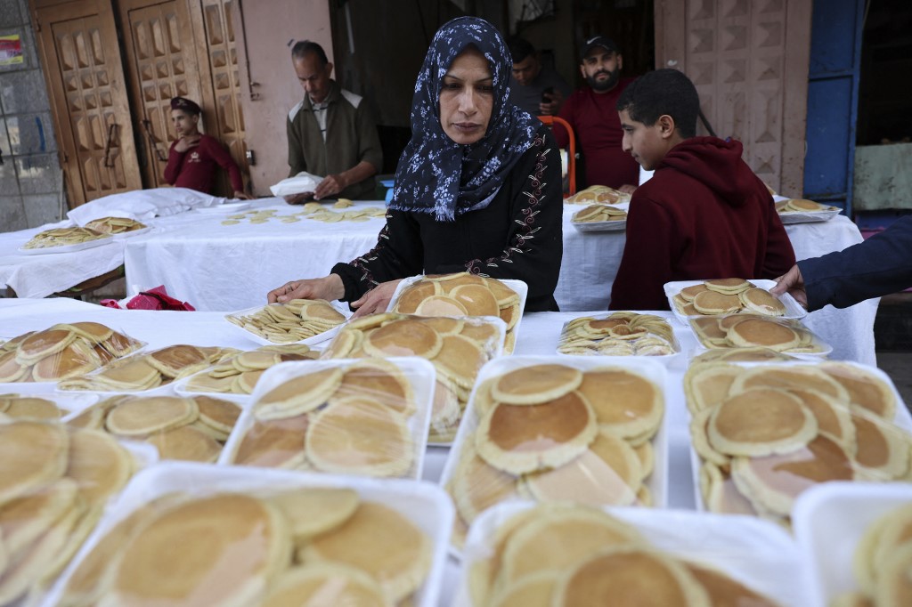 Ola Krayem menyediakan hidangan Qatayef, iaitu makanan tradisional Arab ketika bulan Ramadan di Gaza. - Gambar AFP