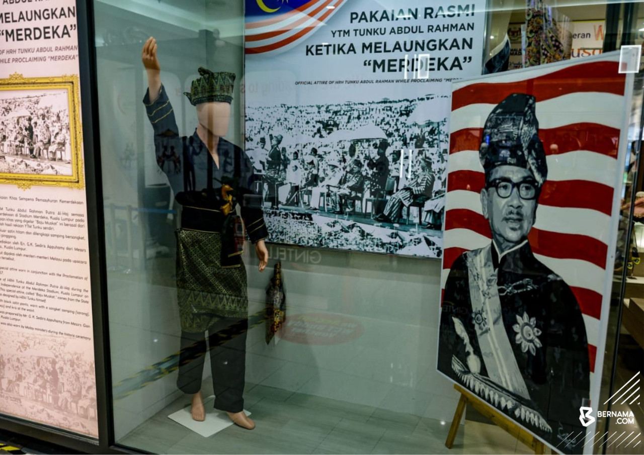Replika baju Muskat yang pernah dipakai oleh Almarhum Tunku Abdul Rahman Putra Al-Haj semasa pemahsyuran kemerdekaan negara. - gambar BERNAMA