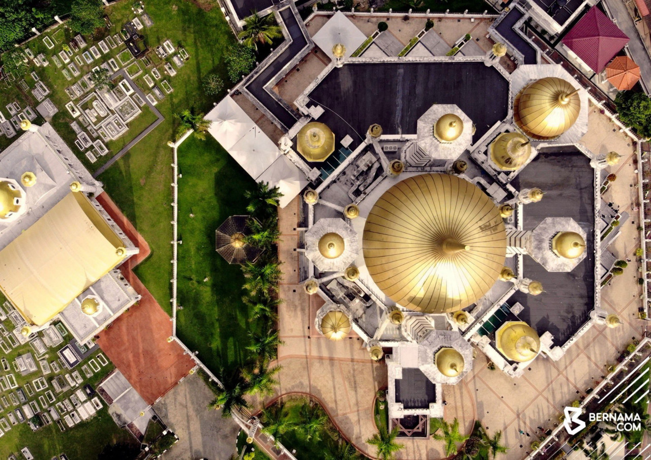 Perkarangan Masjid Diraja Ubudiah juga menempatkan Makan Diraja. - gambar BERNAMA