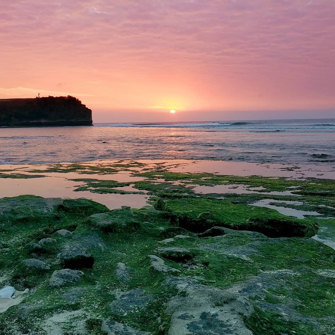 Gambar Pantai Balangan oleh @pesona.indonesia