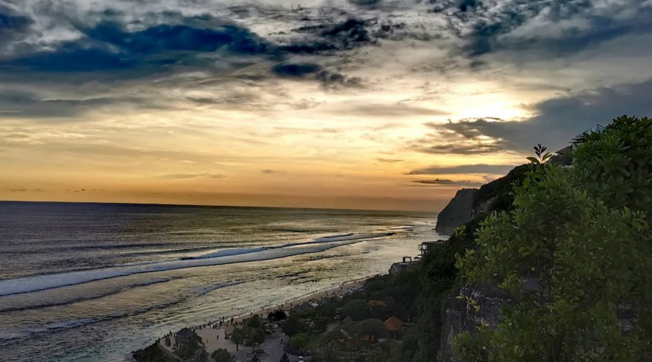 Gambar Pantai Melasti oleh @alximinka