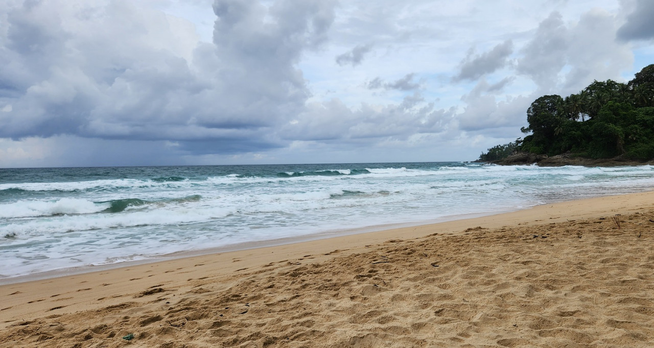 Pantai Surin juga terkenal dengan aktiviti luncur air. - Gambar oleh Rahayu MN