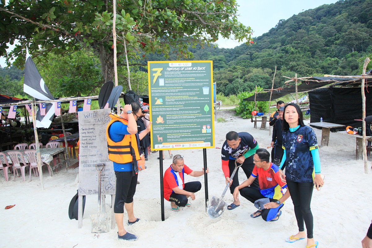 Antara sukarelawan UPSI yang terdiri daripada Majlis Pengarah JHEPA yang menaikkan papan tanda kesedaran alam di Pantai Teluk Dalam, Pulau Redang, Terengganu