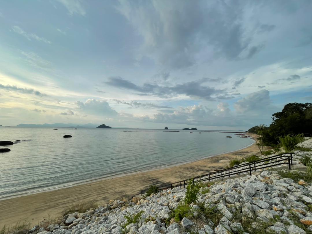 Keadaan Pantai Batu Hitam juga sunyi, tiada kelibat pelancong di kawasan berkenaan.