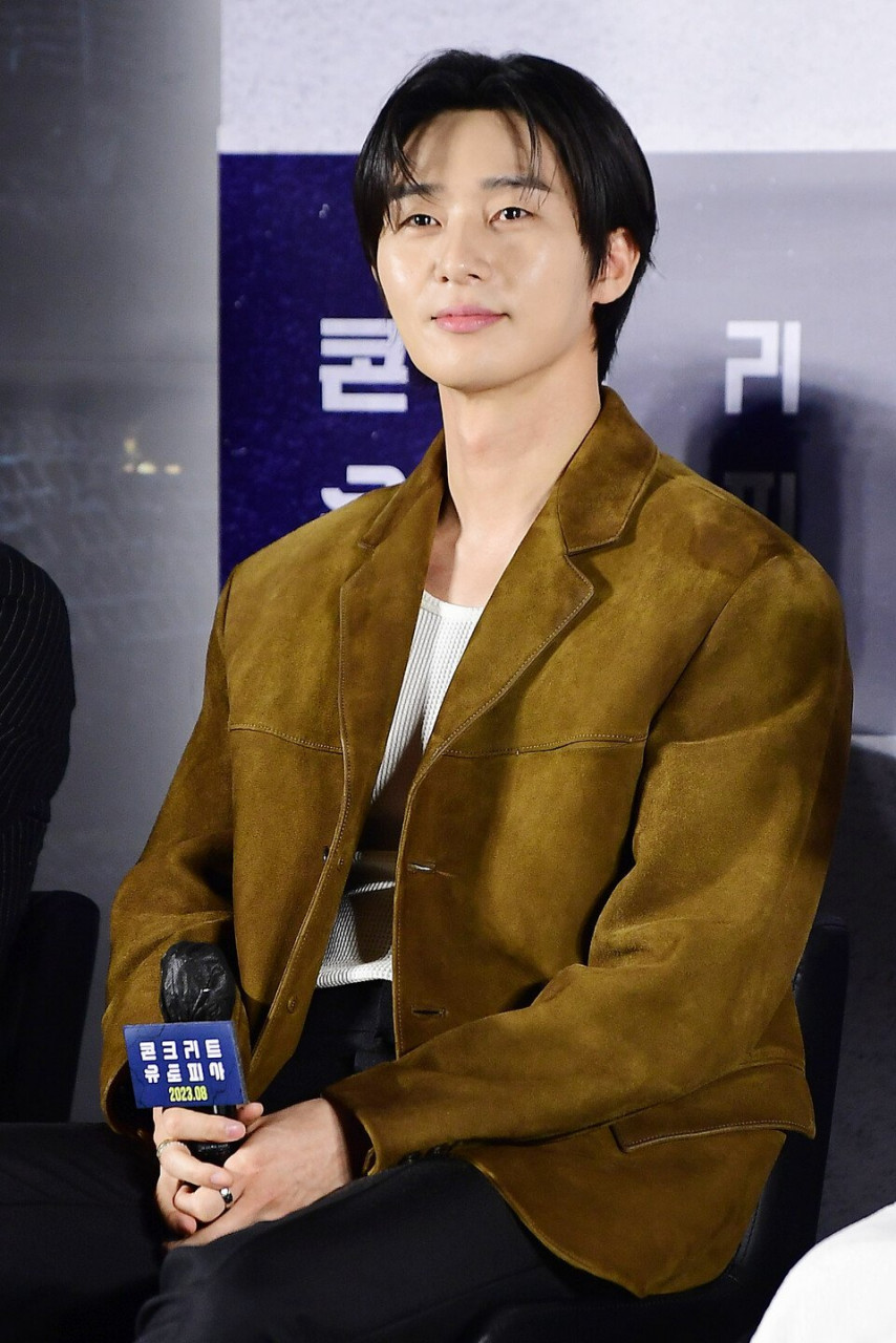 Park Seo Joon enggan mengulas mengenai kisah cintanya itu sebaliknya meminta peminat memfokus kepada filem terbaharunya 'Concrete Utopia'. - Gambar dari Allypop